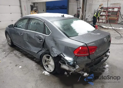 2012 Volkswagen Passat 2.5L Sel Premium z USA, uszkodzony, nr VIN 1VWCP7A3XCC080837